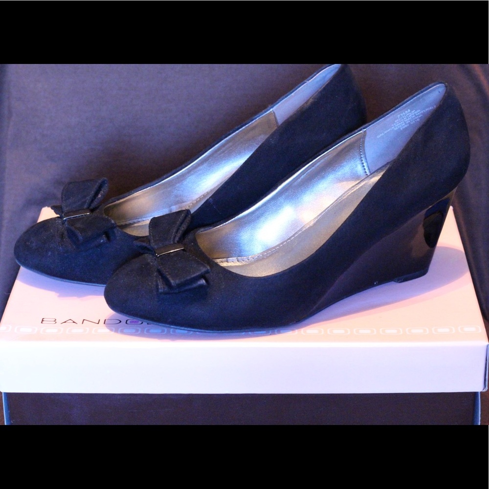 Bandolino Black wedges w/ bow